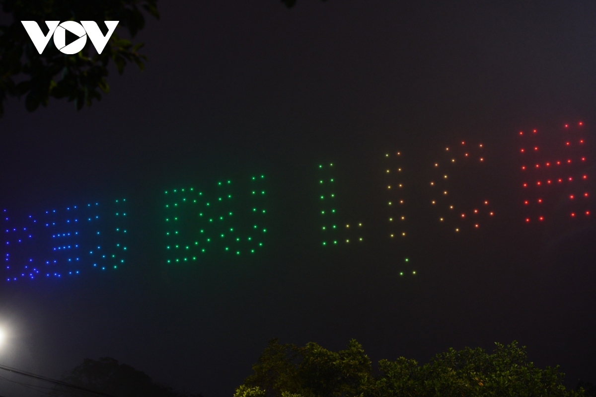 another impressive drone light show entertains visitors in hanoi picture 9