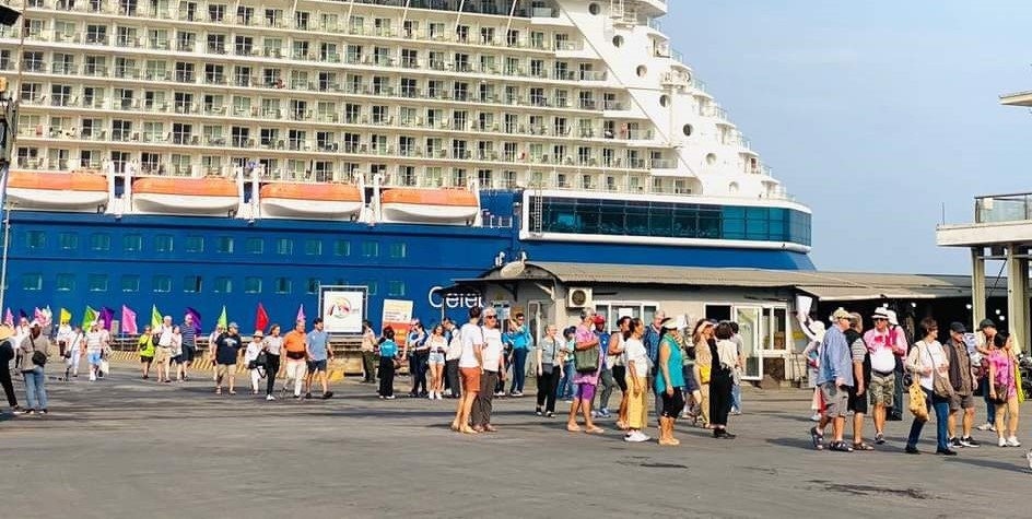 cruise liner celebrity solstice brings foreign visitors to central vietnam picture 1