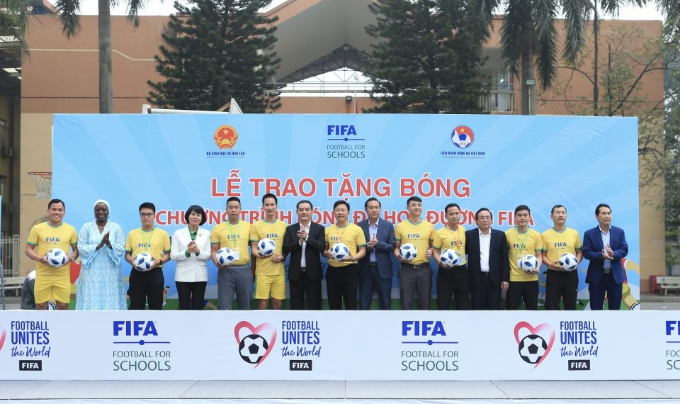 le trao tang bong - chuong trinh tap huan bong da hoc duong fifa hinh anh 1