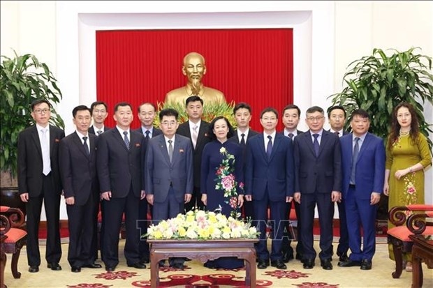 senior party official receives dprk guest picture 1