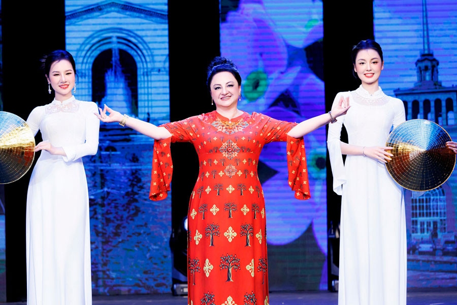 foreign ambassadors wives model at ao dai week 2024 picture 10