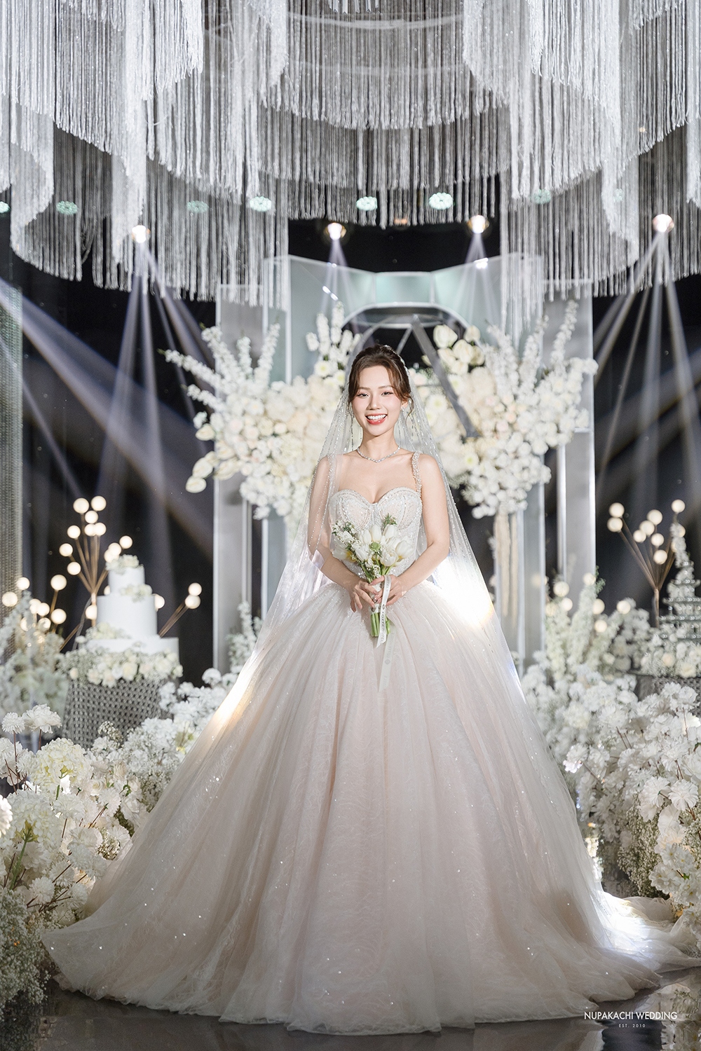 Váy cưới của vợ Lee Seung Gi: Bồng bềnh điệu đà, ghi điểm nhờ những khoảng  hở tinh tế