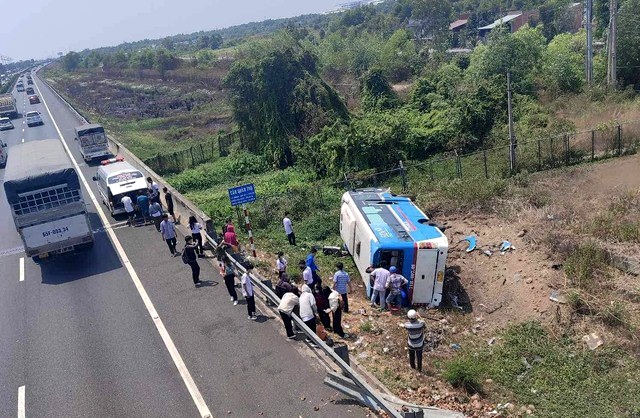 many survive as bus overturns on southern expressway picture 1
