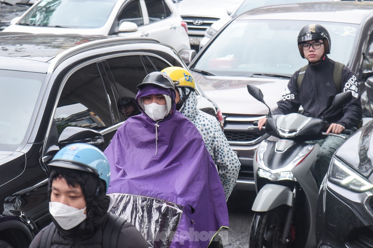 hanoians bundle up amid sudden cold spell in march picture 2