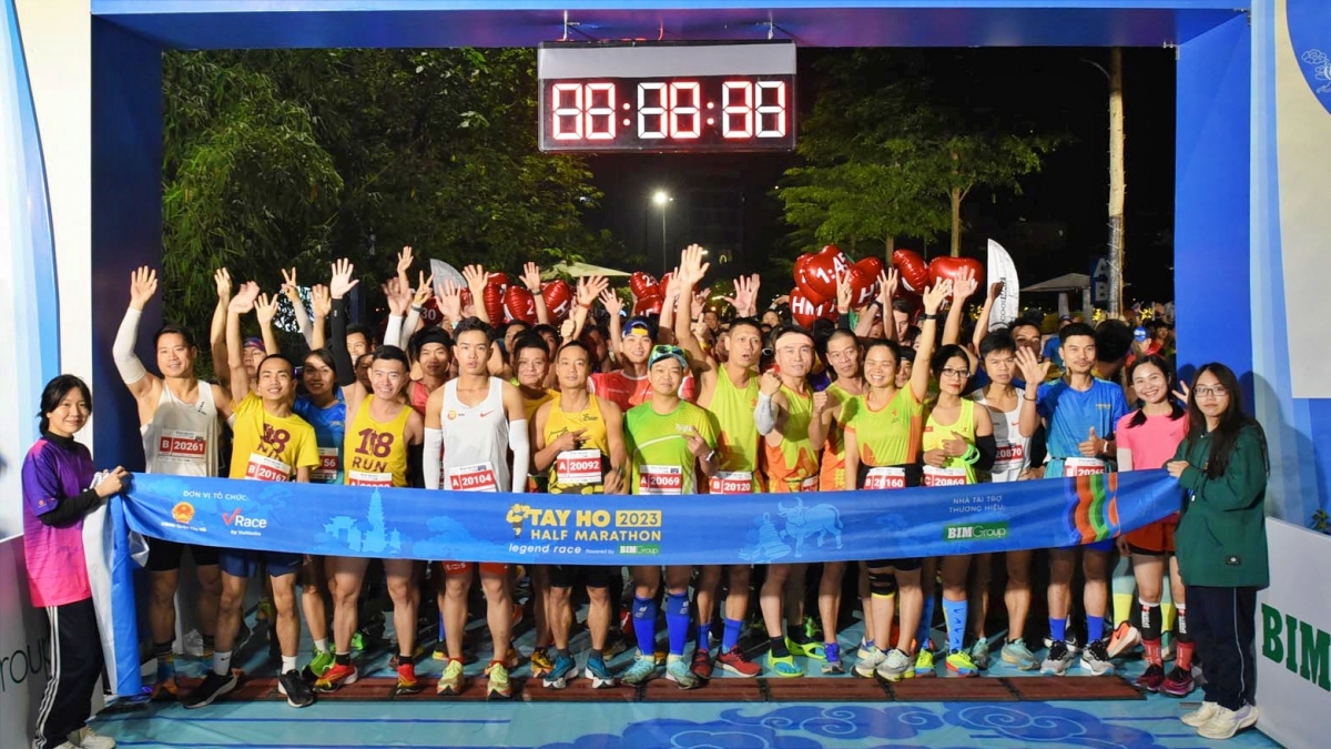 10.000 van dong vien tranh tai o tay ho half marathon 2024 hinh anh 1