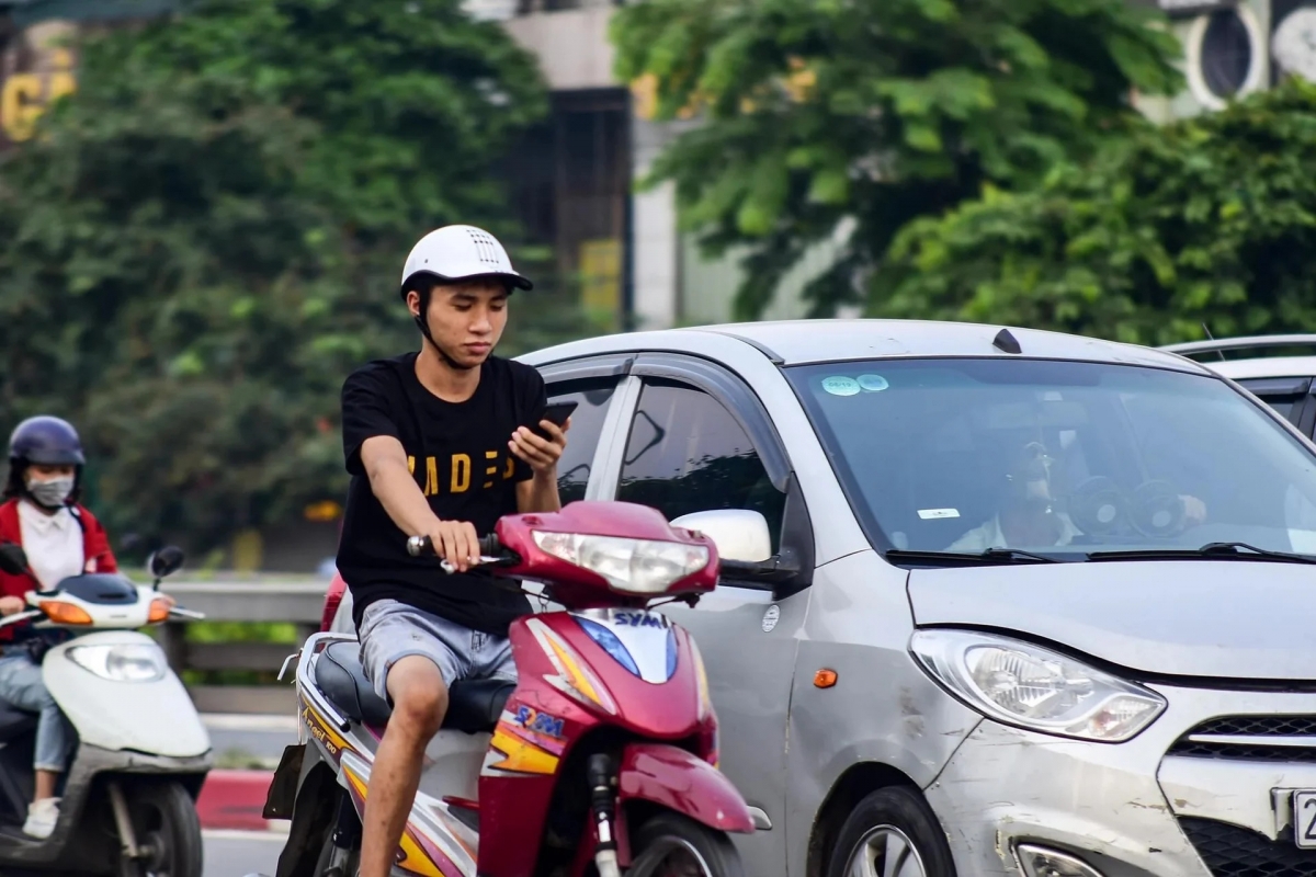 Cấm điện thoại khi lái xe: Cấm cứ cấm, dùng cứ dùng