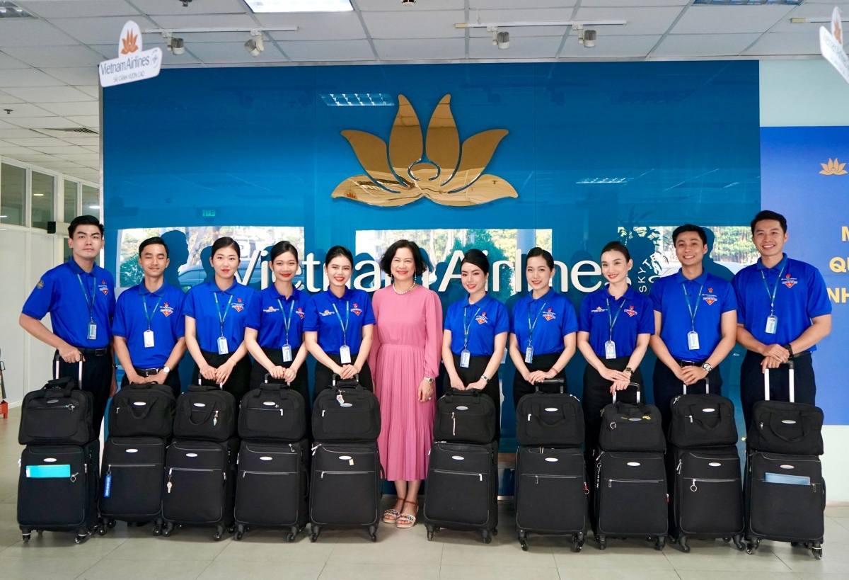 vietnam airlines to chuc chuyen bay thanh nien nhan 93 nam thanh lap Doan hinh anh 1