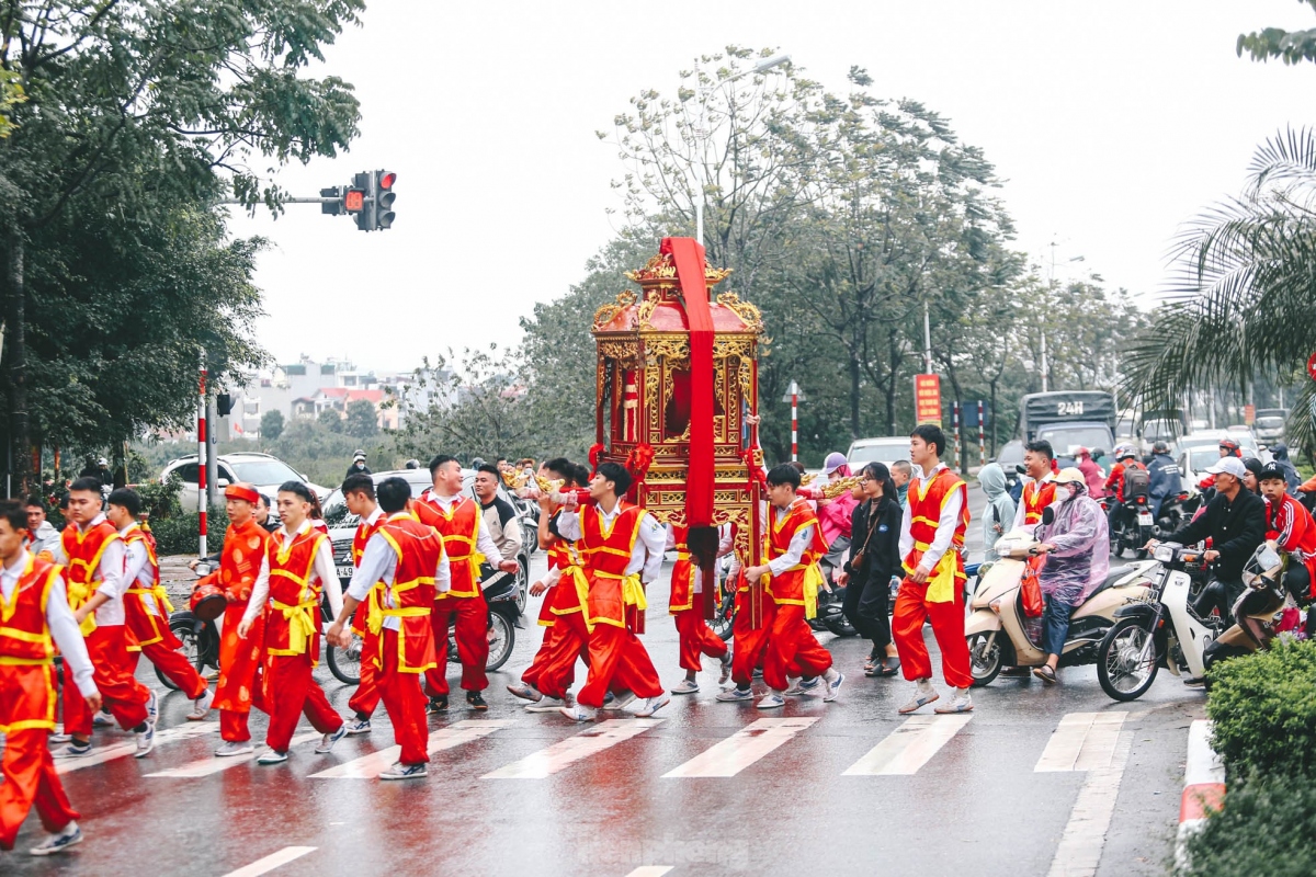 thousands line hanoi streets for palanquin procession picture 4