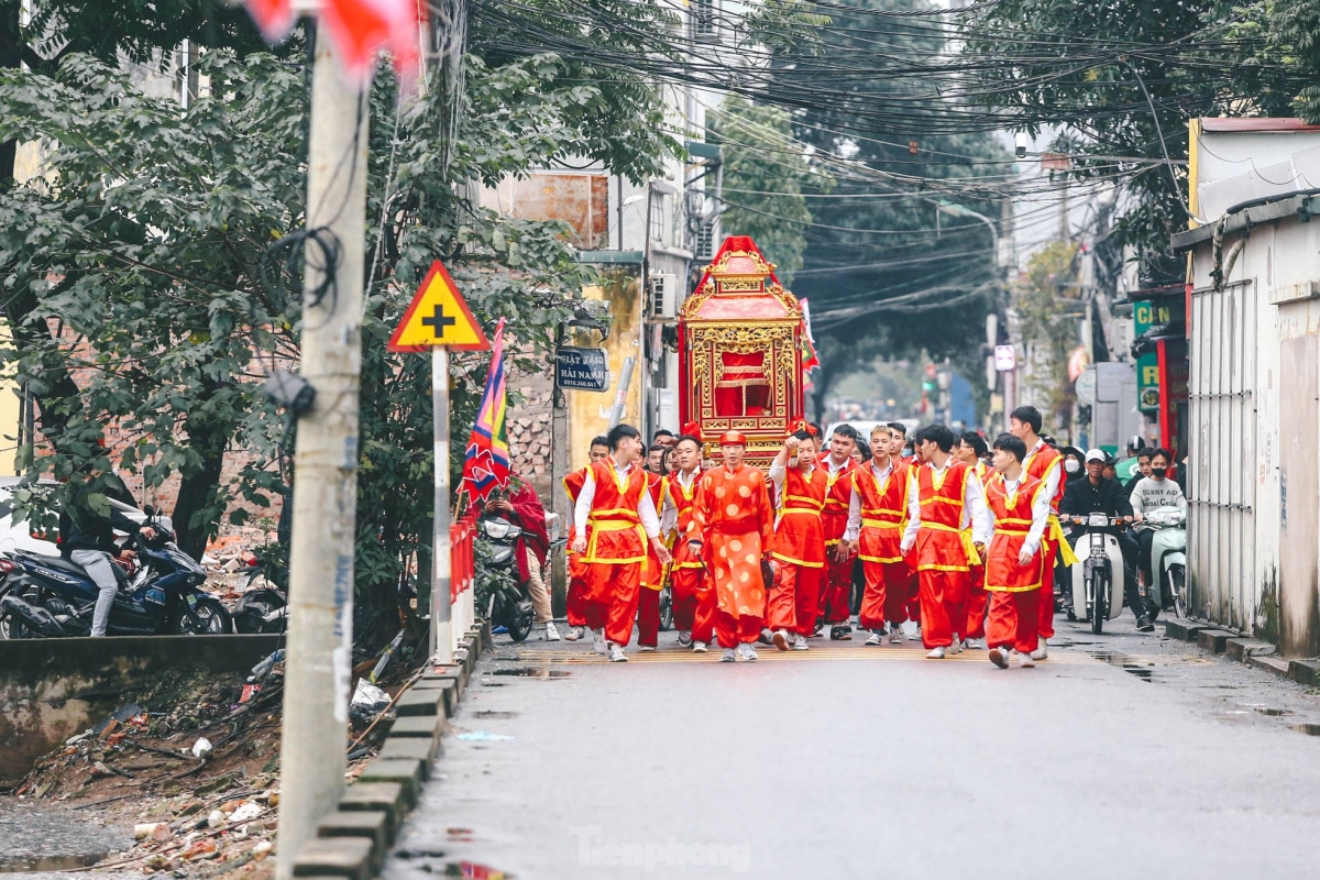 thousands line hanoi streets for palanquin procession picture 5