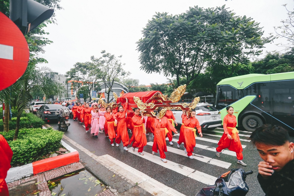 thousands line hanoi streets for palanquin procession picture 6