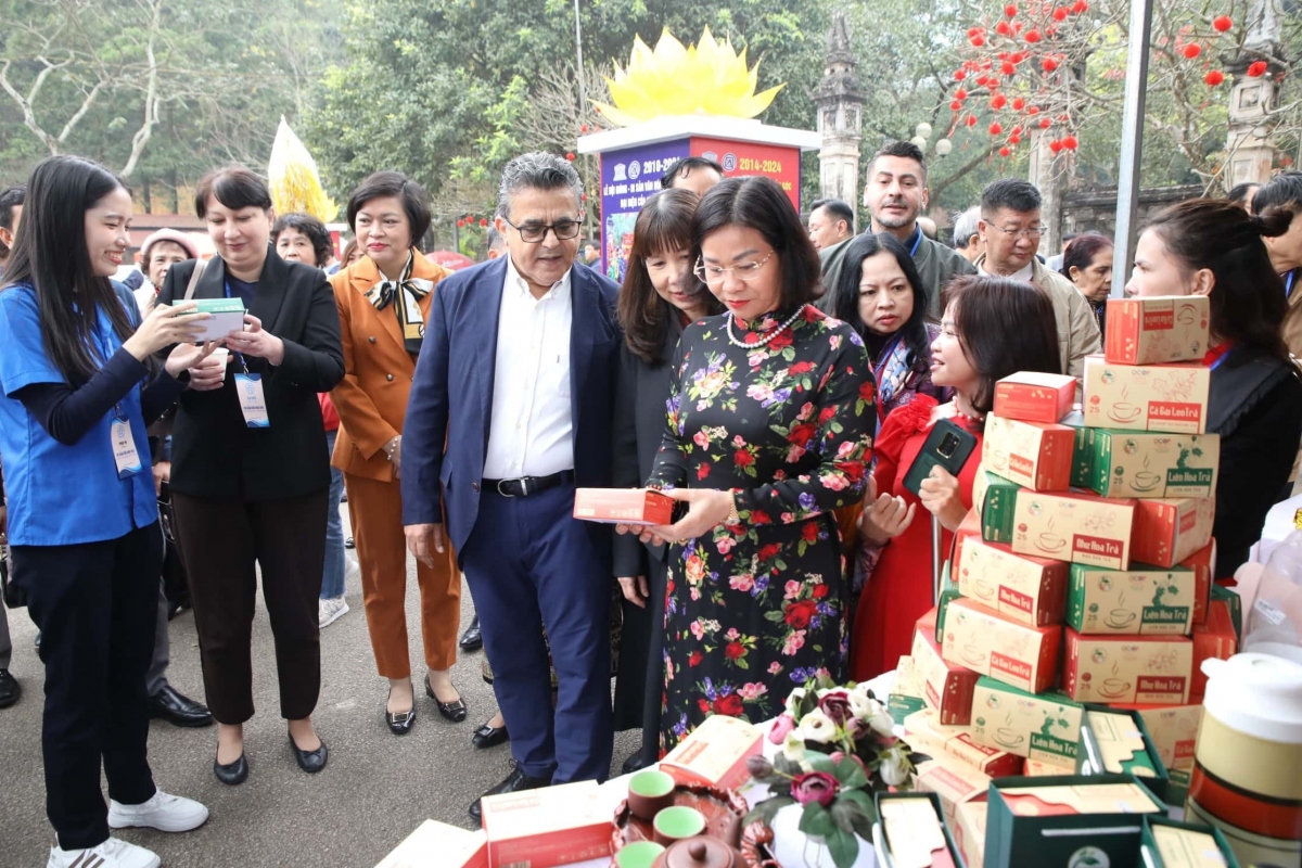 foreign diplomats go on spring tour in hanoi picture 1