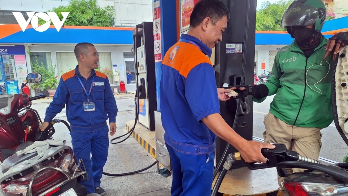retail petrol prices drop to below vnd24,000 per litre picture 1