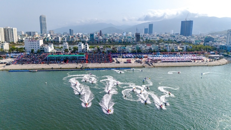 chuyen bay giam, luong khach den binh Dinh van tang manh hinh anh 2