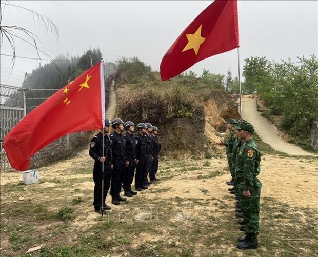vietnamese, chinese border guards hold joint patrol picture 1