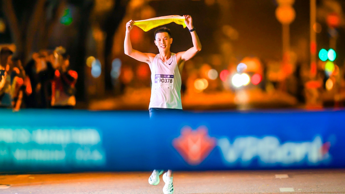 lo dien nha vo dich giai vpbank vnexpress marathon ho chi minh city midnight hinh anh 3