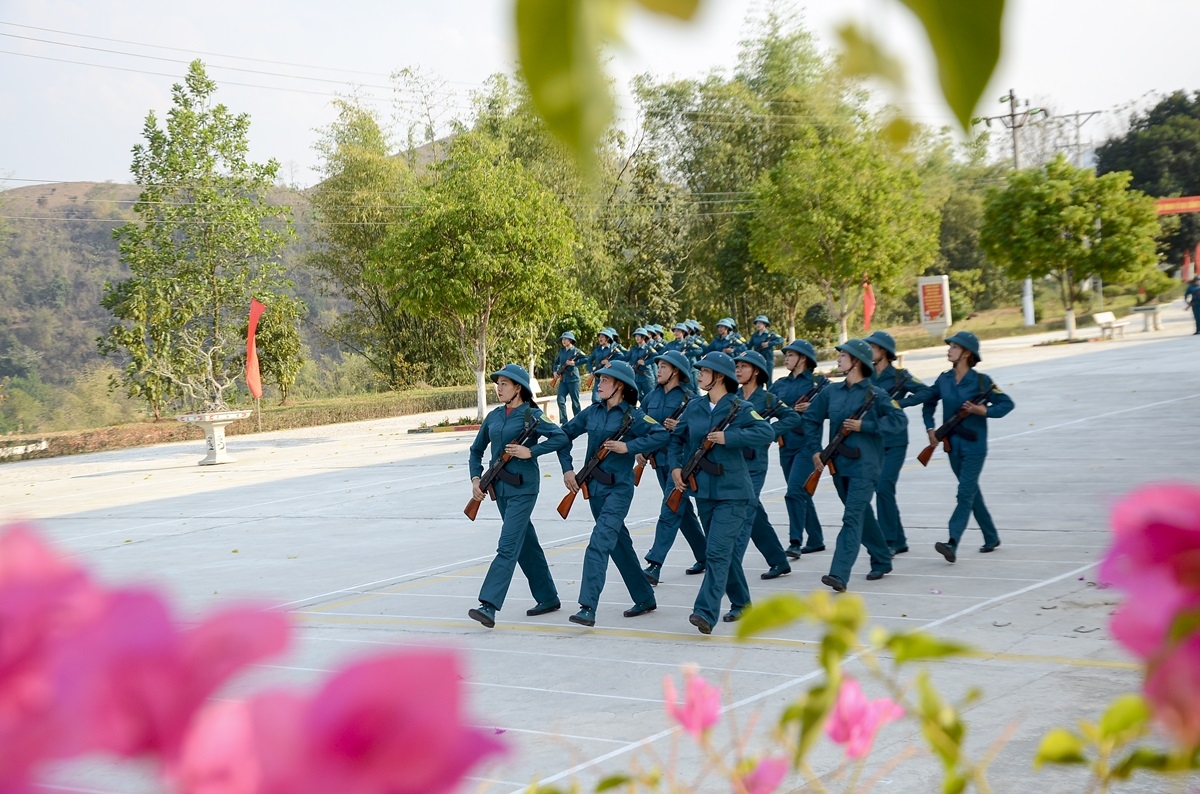 Những “bông hồng” miệt mài tập luyện diễu binh trên thao trường