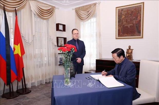 deputy pm signs condolence book after moscow terrorist attack picture 1