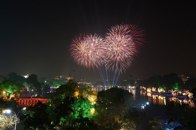 fireworks to sparkle on hanoi s 70th liberation day picture 1