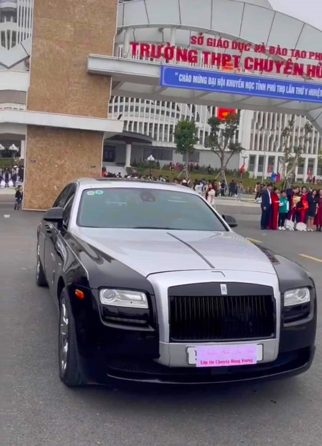 thuc hu chuyen nam sinh lop 12 tot nghiep duoc bo me tang roll-royce 5 ty hinh anh 2