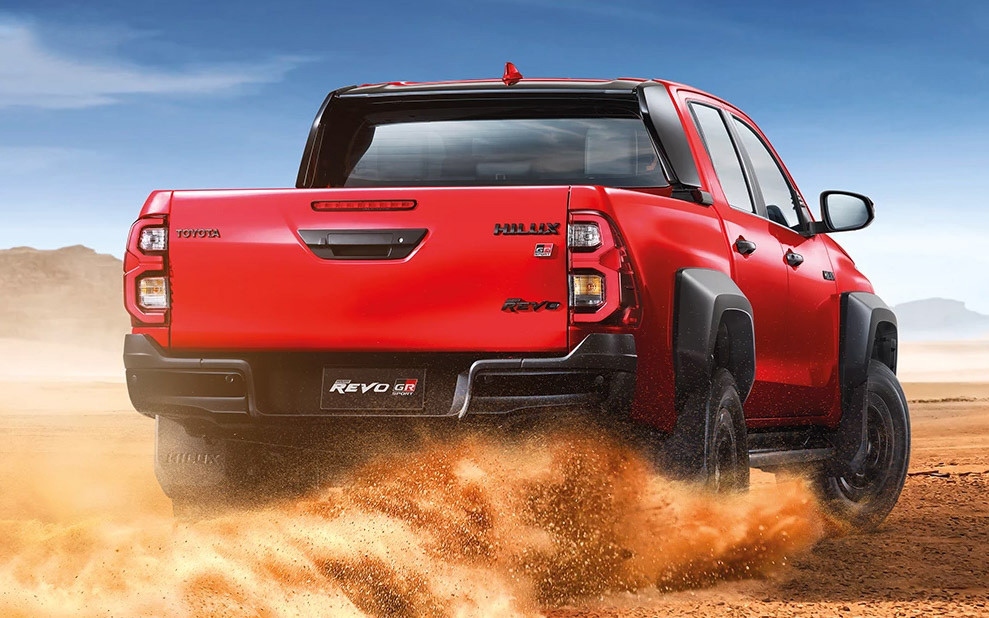 Toyota Hilux Revo GR Sport Wide Tread 2024 ra mắt, giá hơn 1 tỷ đồng