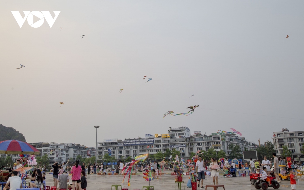 kite flying festival launched in ha long city picture 10