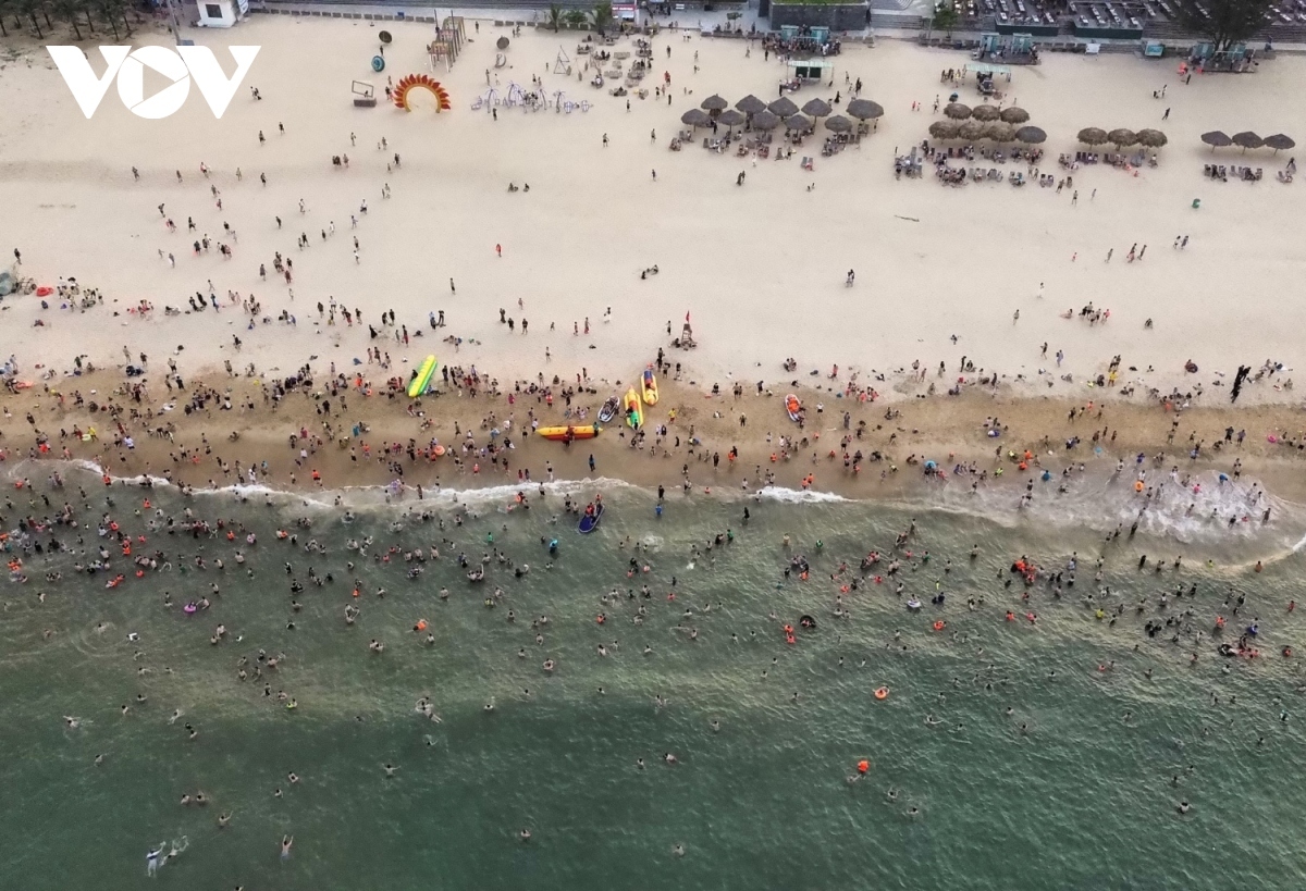 beaches in quang binh packed with tourists despite intense heat picture 1