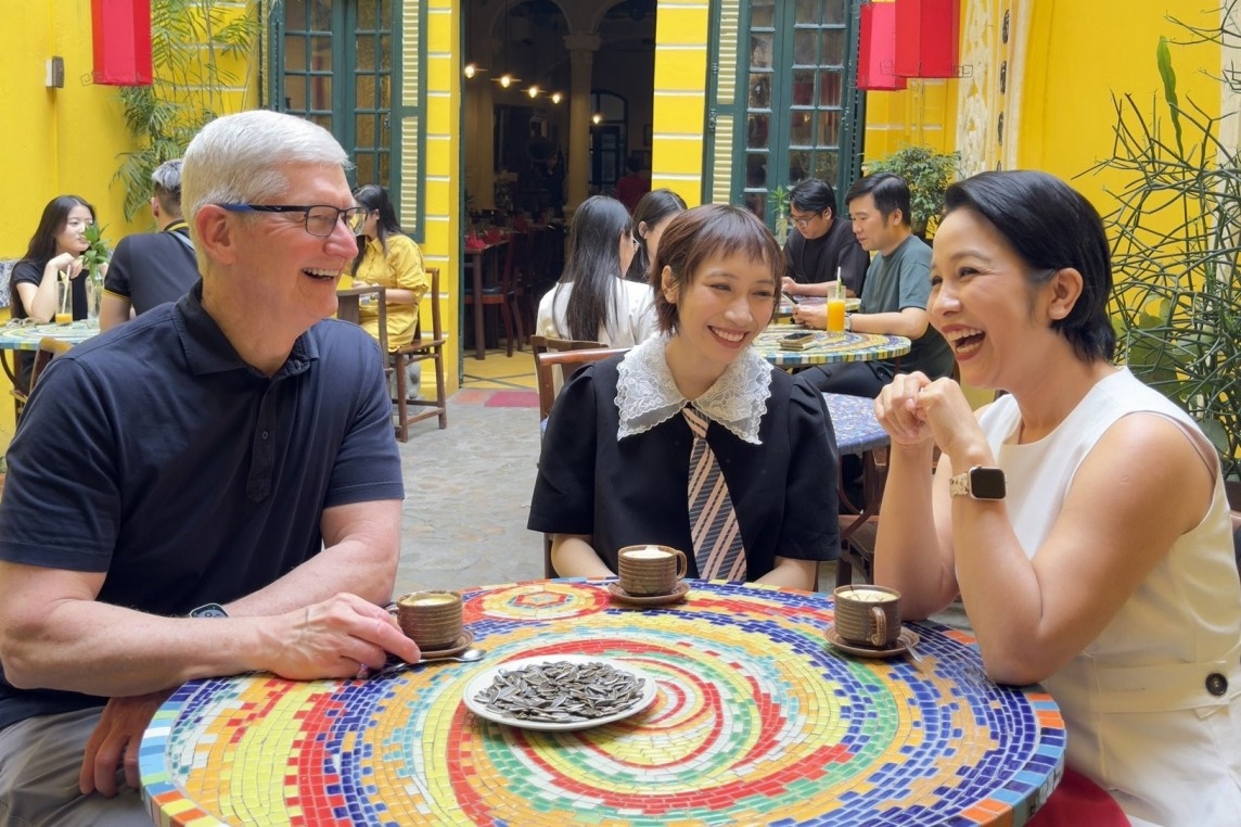 first busy day of apple ceo tim cook in hanoi picture 2