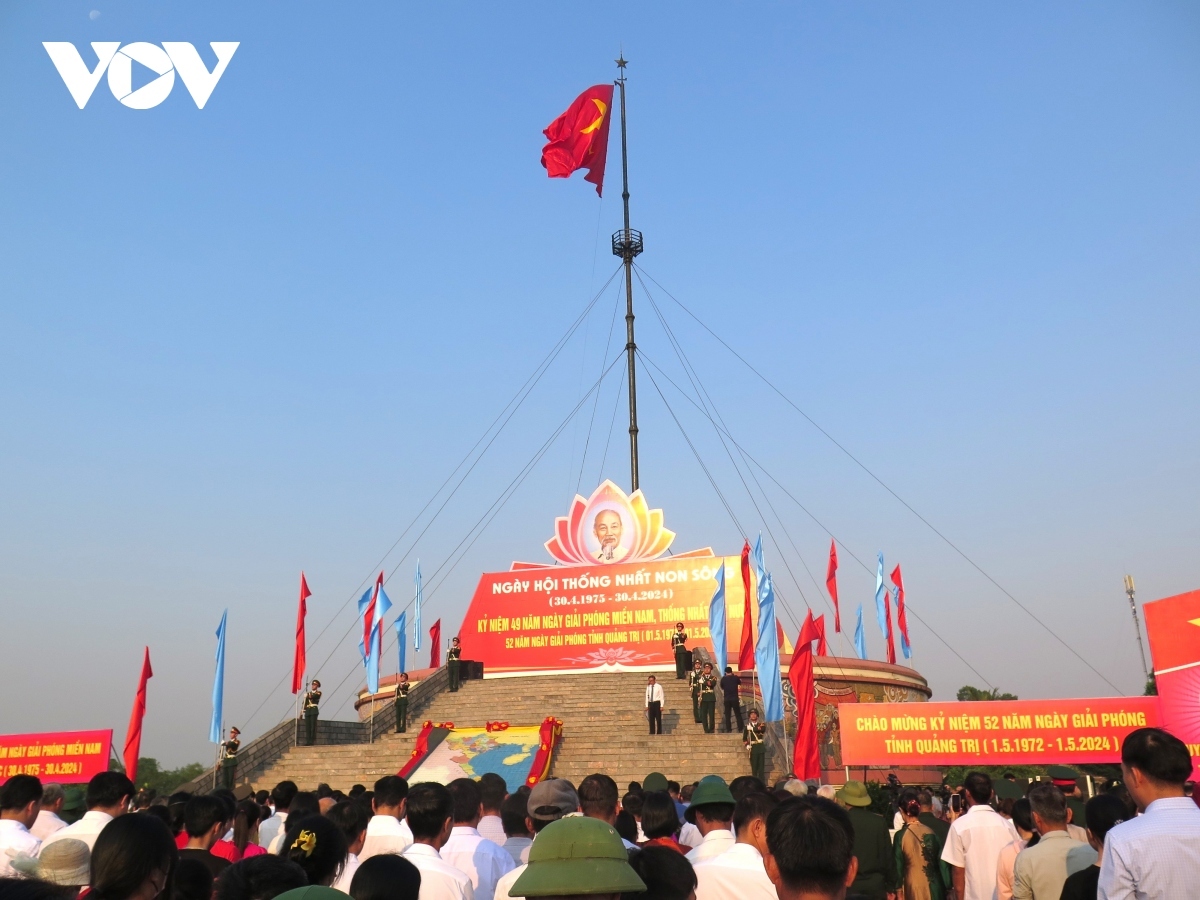 flag-raising ceremony in quang tri marks national reunification day picture 1