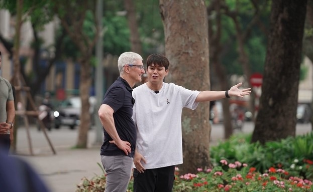first busy day of apple ceo tim cook in hanoi picture 5