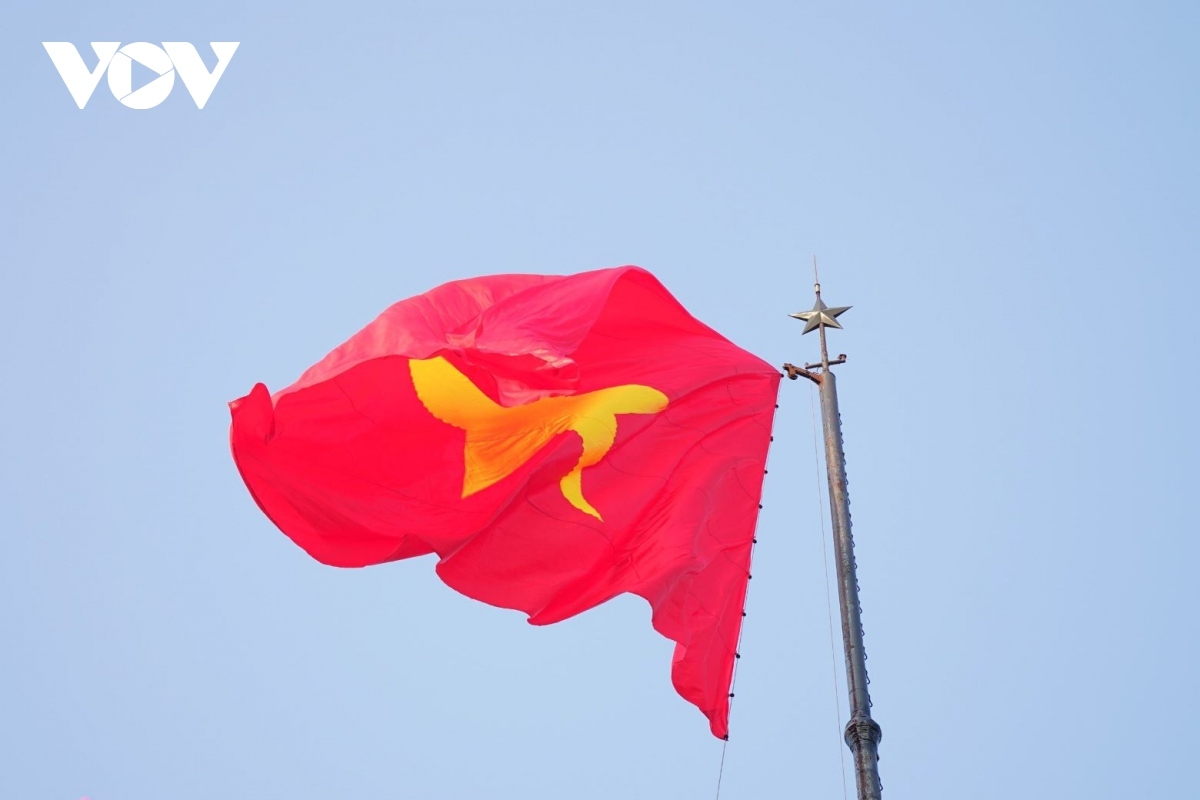flag-raising ceremony in quang tri marks national reunification day picture 5
