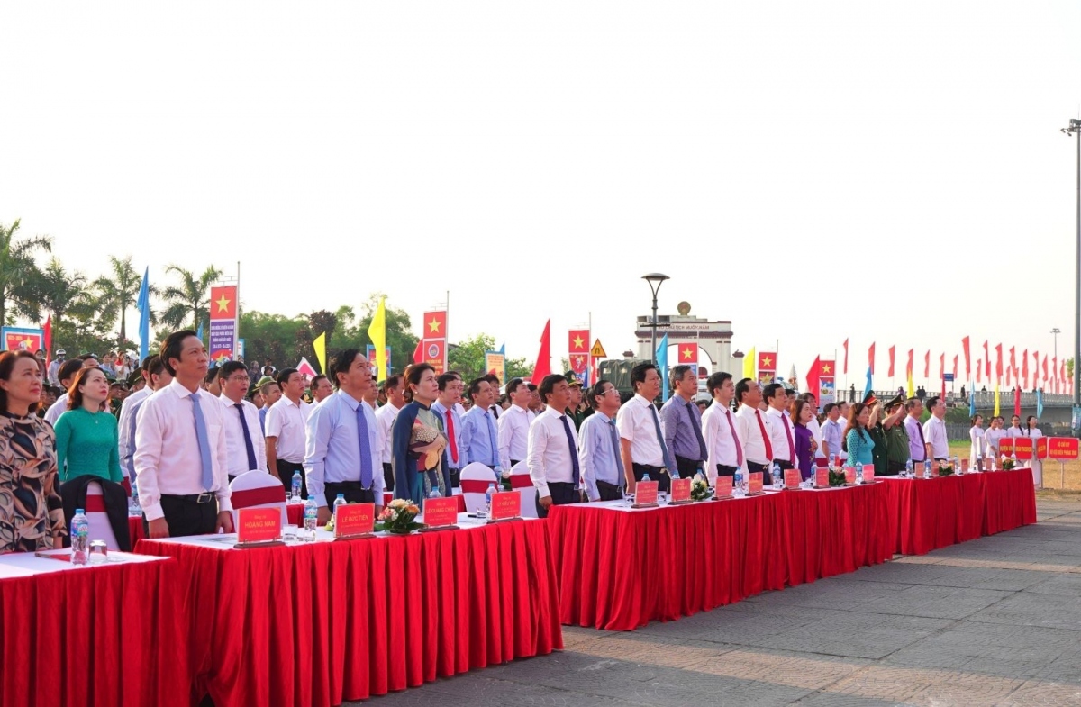flag-raising ceremony in quang tri marks national reunification day picture 6