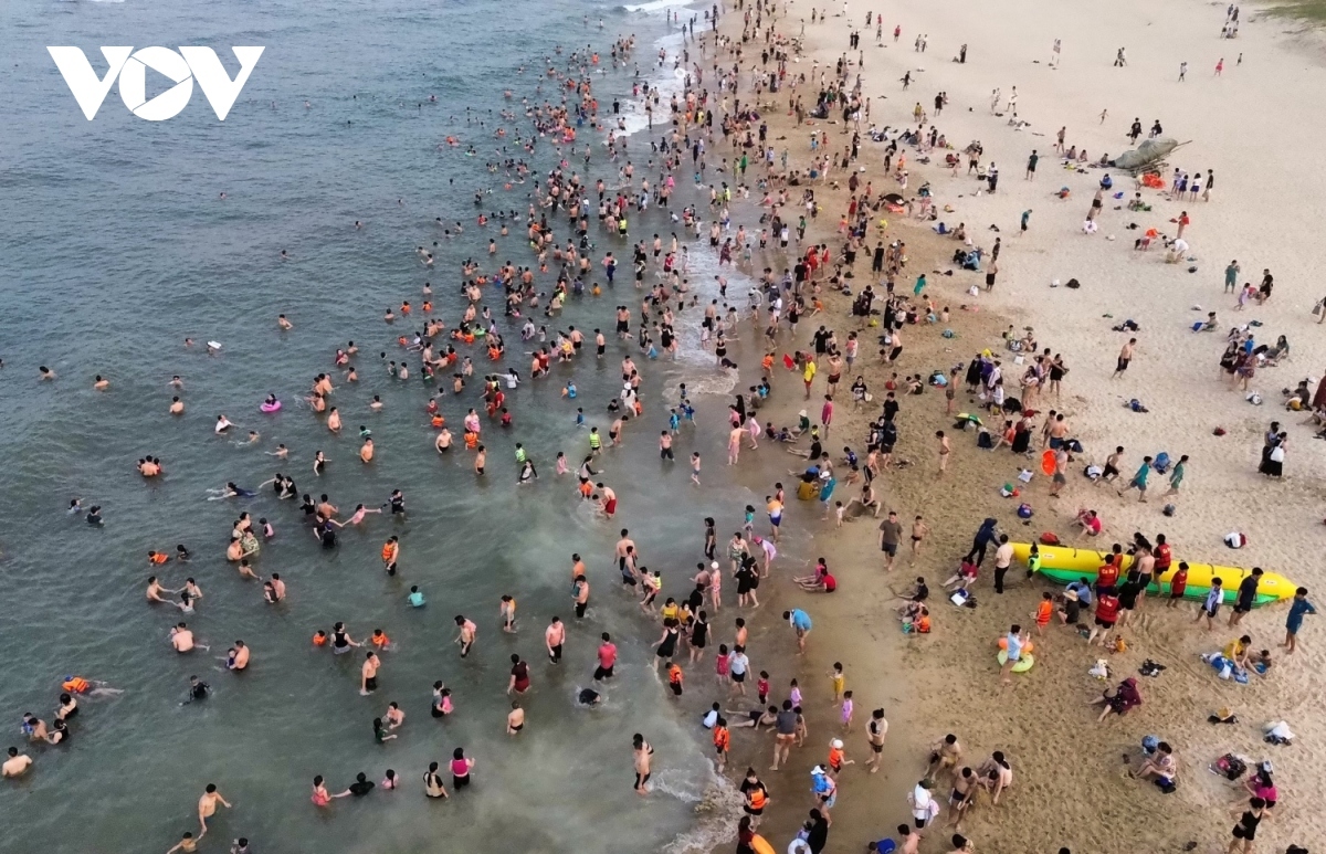beaches in quang binh packed with tourists despite intense heat picture 7
