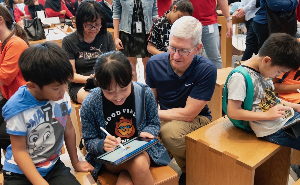 first busy day of apple ceo tim cook in hanoi picture 6