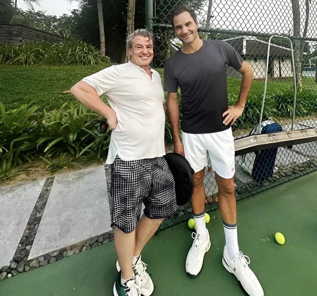 swiss tennis legend roger federer takes holiday in hoi an picture 1