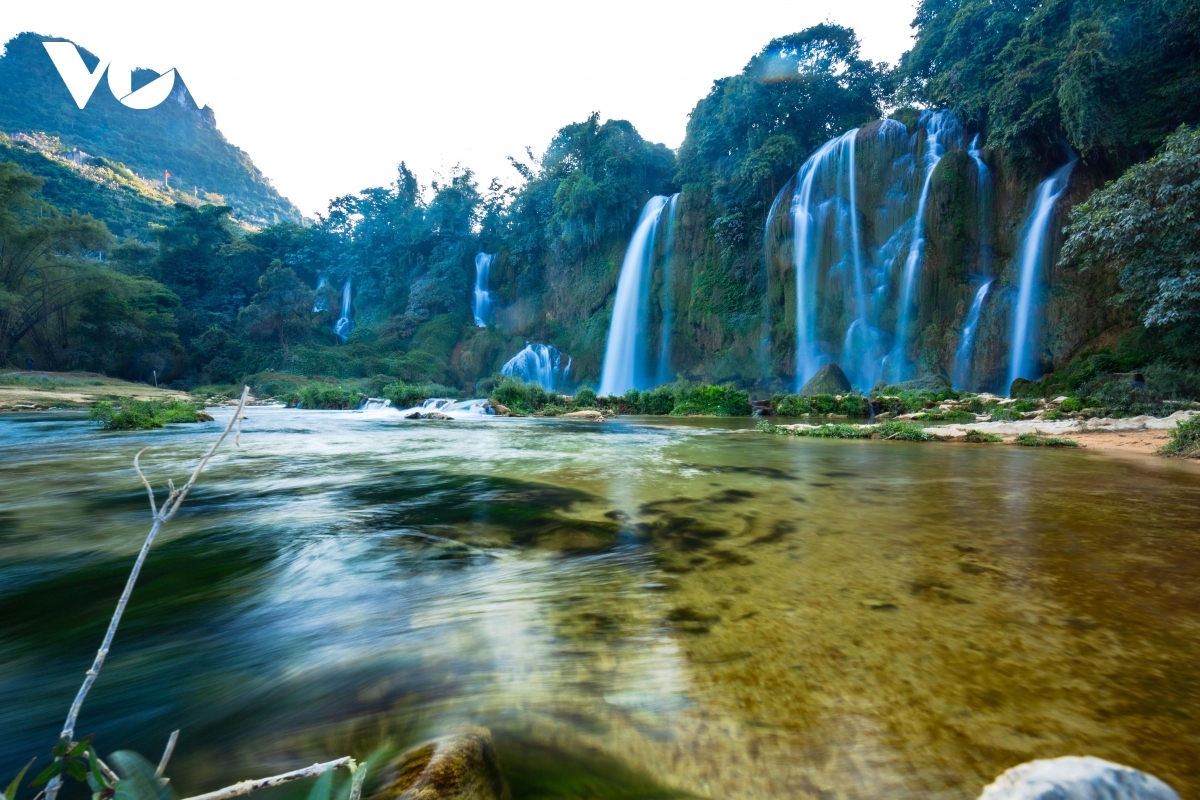 ban gioc-detian waterfall tours on vietnam-china border attract tourists picture 11