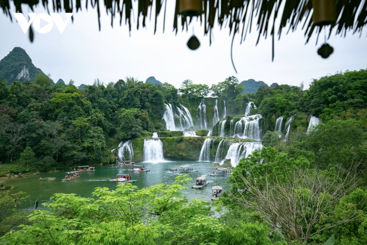 ban gioc-detian waterfall tours on vietnam-china border attract tourists picture 1
