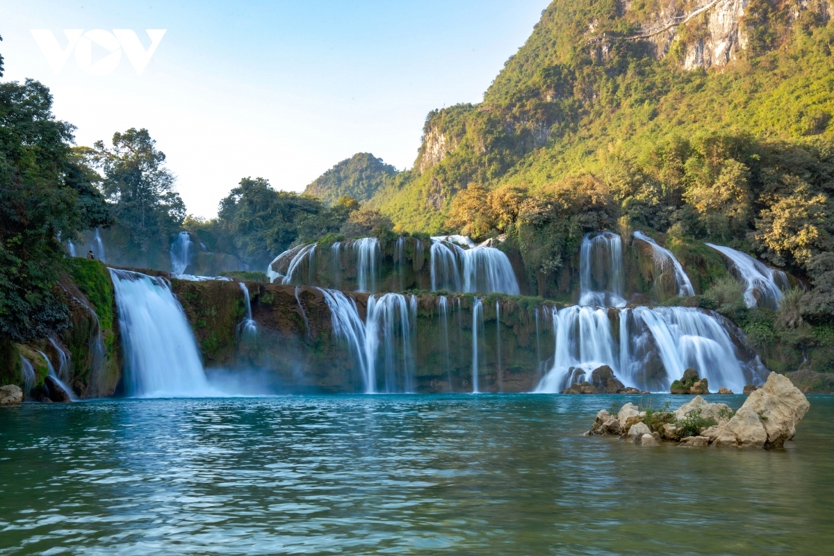 Ban Gioc waterfall astounds with its layered beauty with its cascades harmoniously blending amidst breathtaking surroundings.
