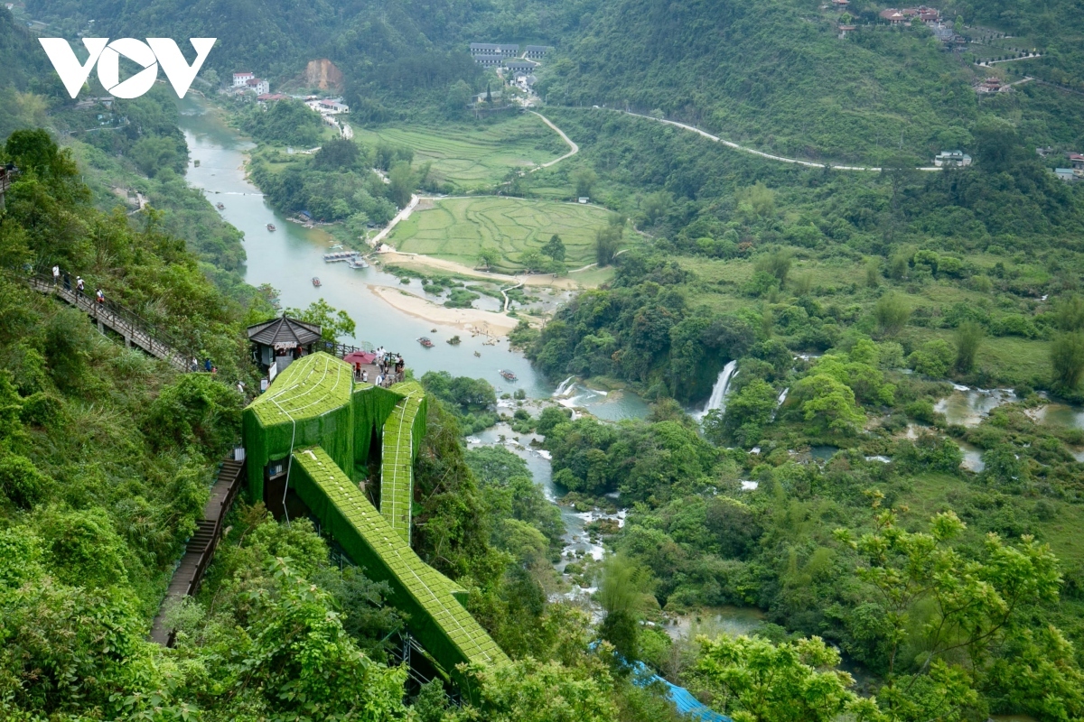 Ban Gioc Waterfall consists of two parts, with the main part located in the middle of the Vietnam-China border and delimited by the Quay Son river flowing below.
