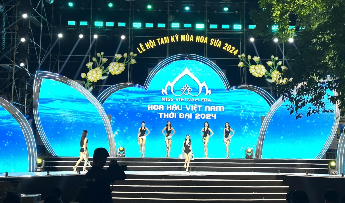 Đông đảo du khách tham dự Lễ hội "Tam Kỳ mùa hoa sưa"