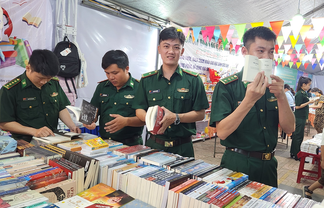 Tặng sách vở, xe đạp cho học sinh dân tộc thiểu số nhân Ngày Sách và Văn hoá đọc