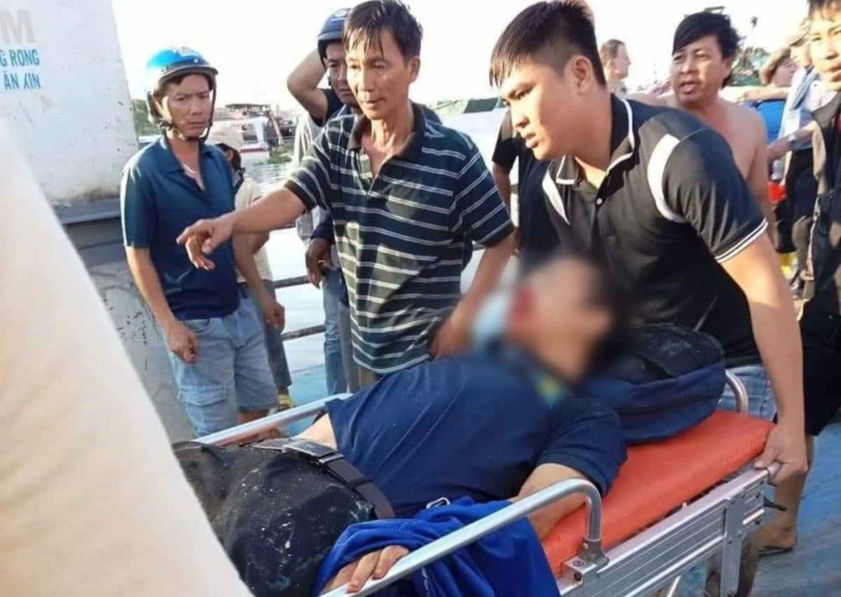 three severely injured as boat carrying 42 foreigners collides with ferry picture 1