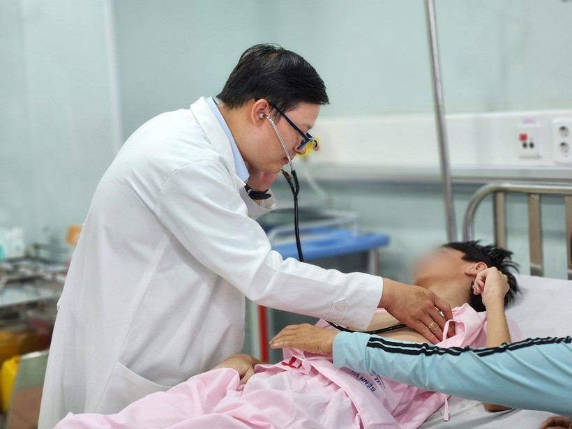 Ngủ gật khi lái xe máy, thanh niên gặp tai nạn bị dập thận