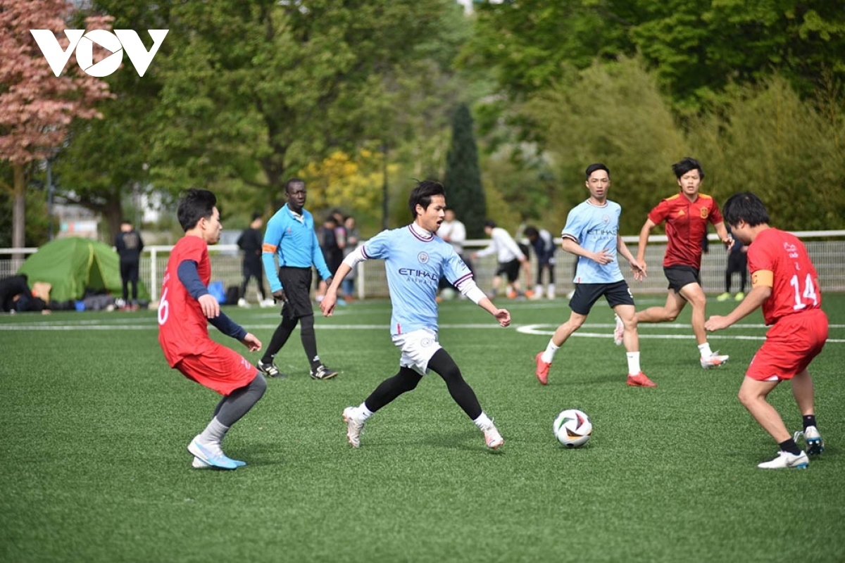 vietnamese students in europe hold football tournament in france picture 1