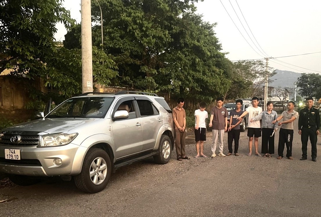 bien phong quang tri bat 4 doi tuong dua nguoi xuat canh trai phep sang lao hinh anh 1