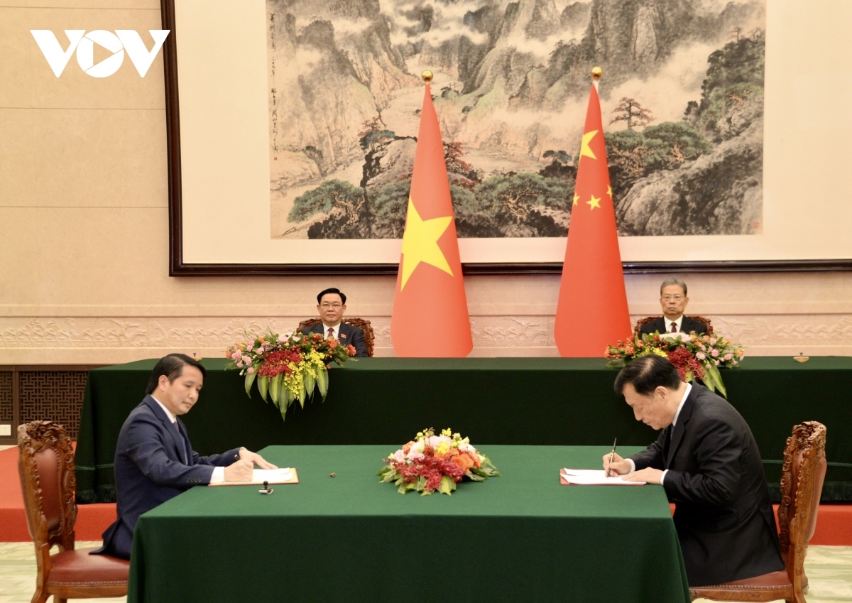 top vietnamese, chinese legislators hold talks, sign cooperation agreement picture 4
