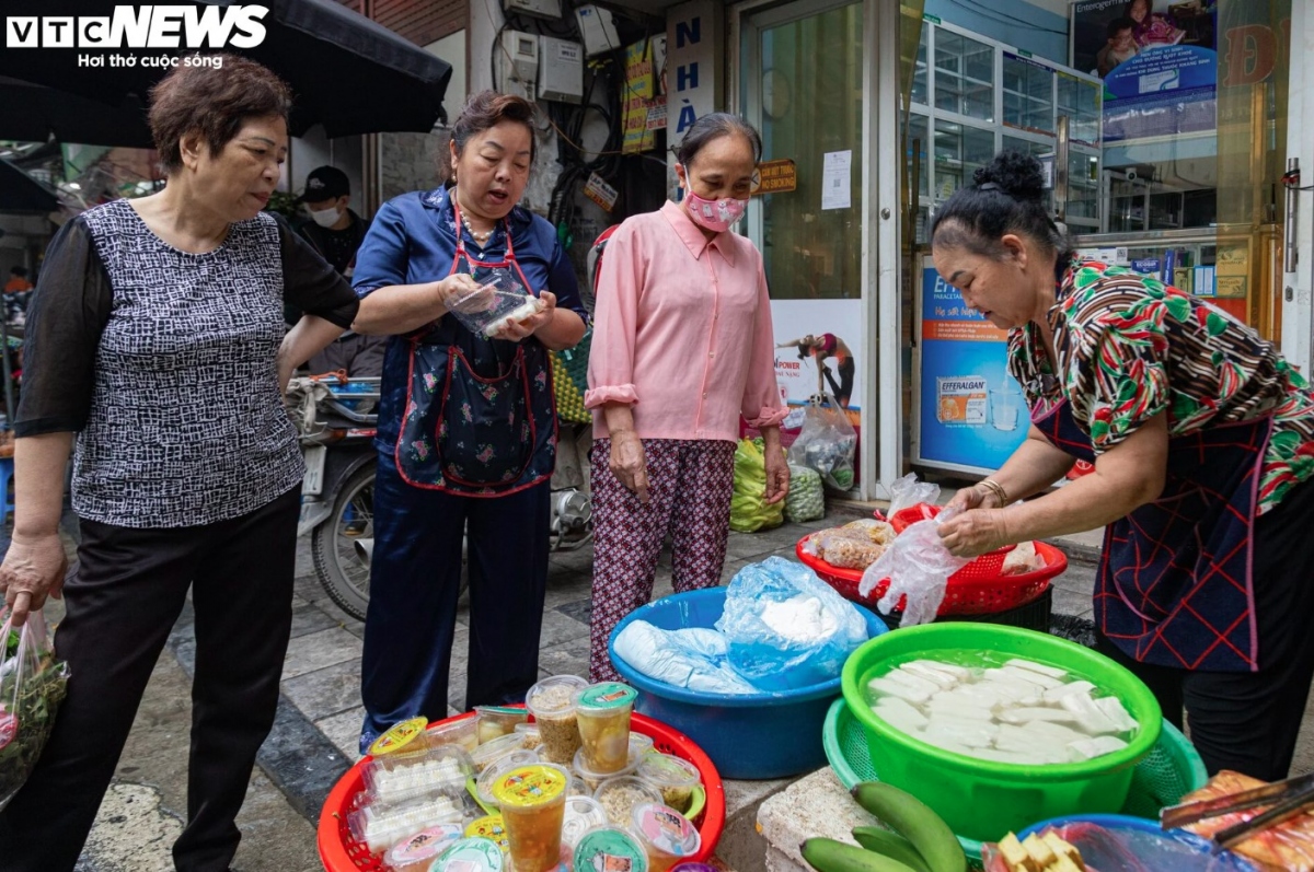 hanoians prepare floating cakes to celebrate cold food festival picture 2