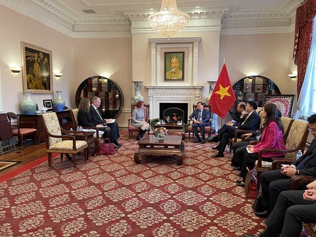 deputy pm meets us officials, businesspeople picture 1