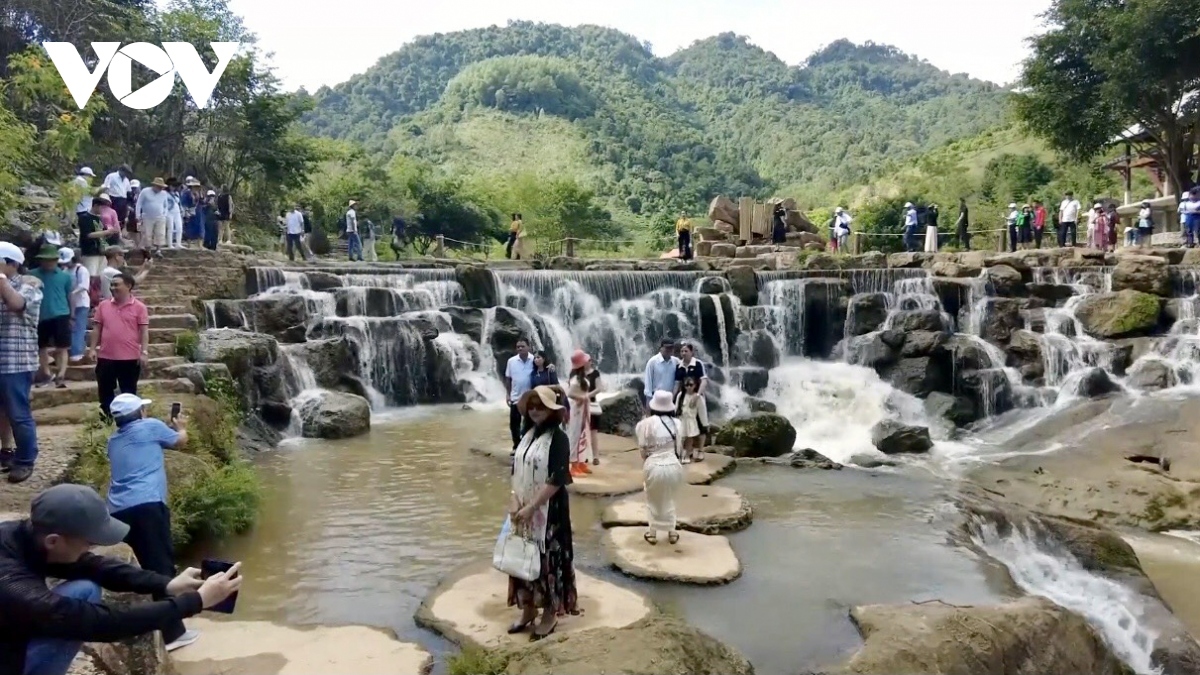 moc chau recognised as national tourism site picture 1