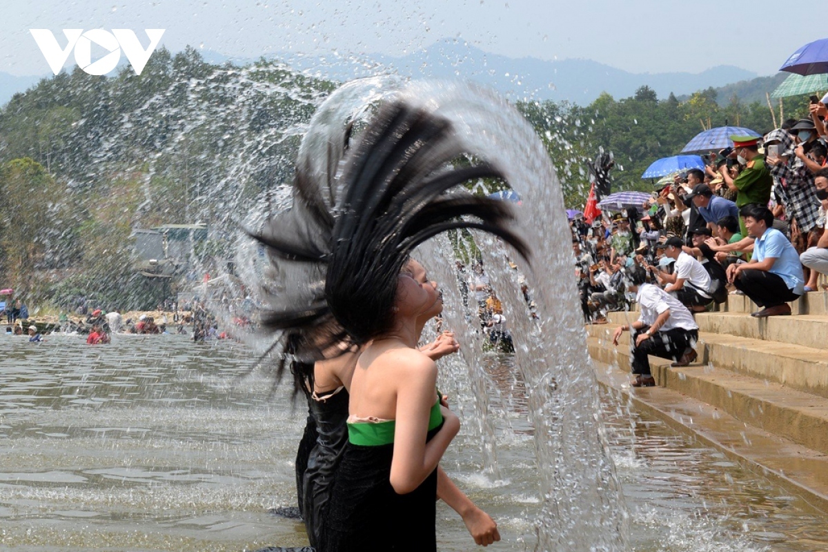unique hair washing ritual of white thai ethnic group picture 11