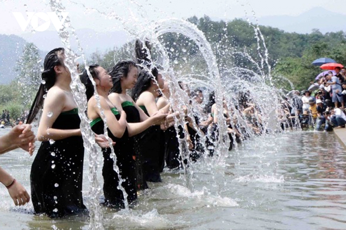 unique hair washing ritual of white thai ethnic group picture 9